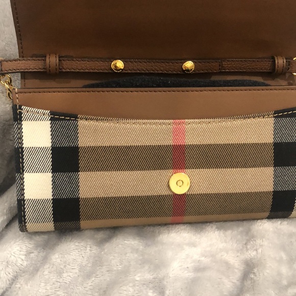 Burberry Henley Wallet On Chain - Picture 4 of 10